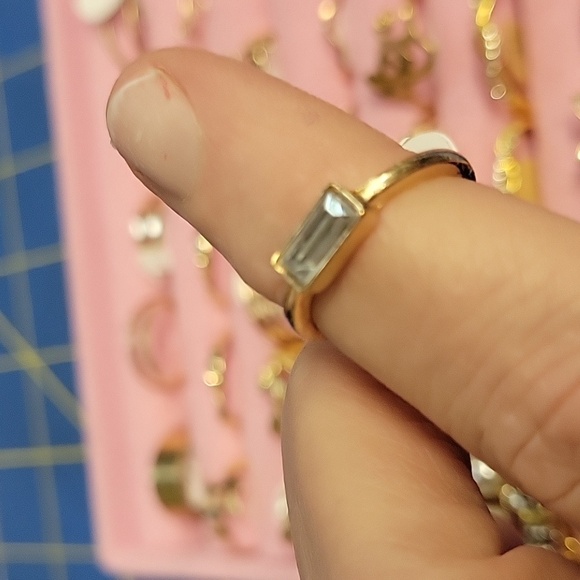 Rectangle Gold Tone Diamond Faux Size 7 Ring - Picture 1 of 3